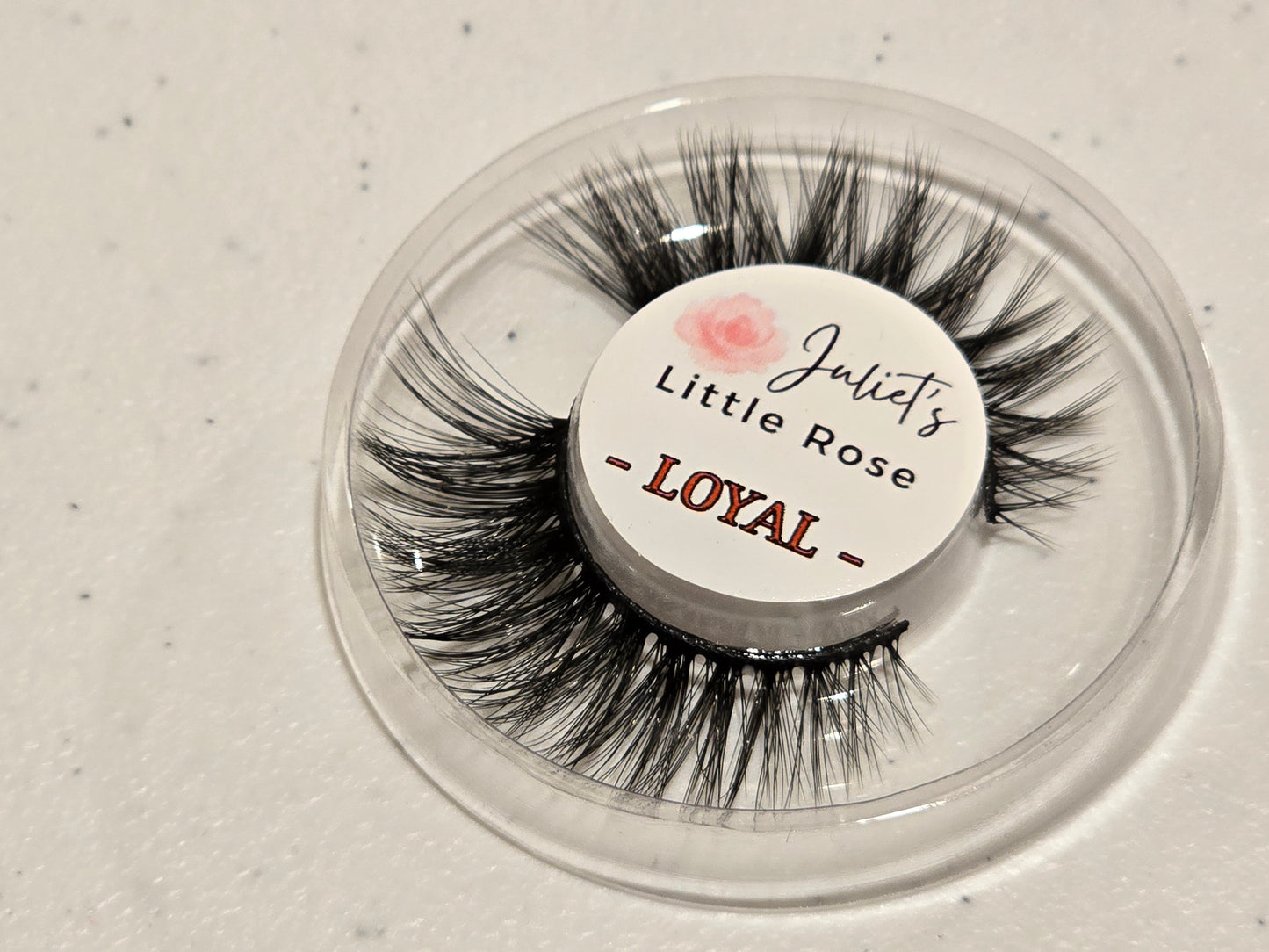 E02 - LOYAL Eyelashes